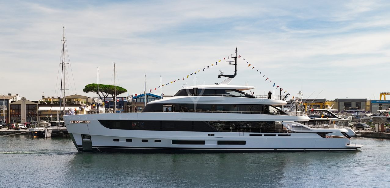 Shabby Charter Yacht