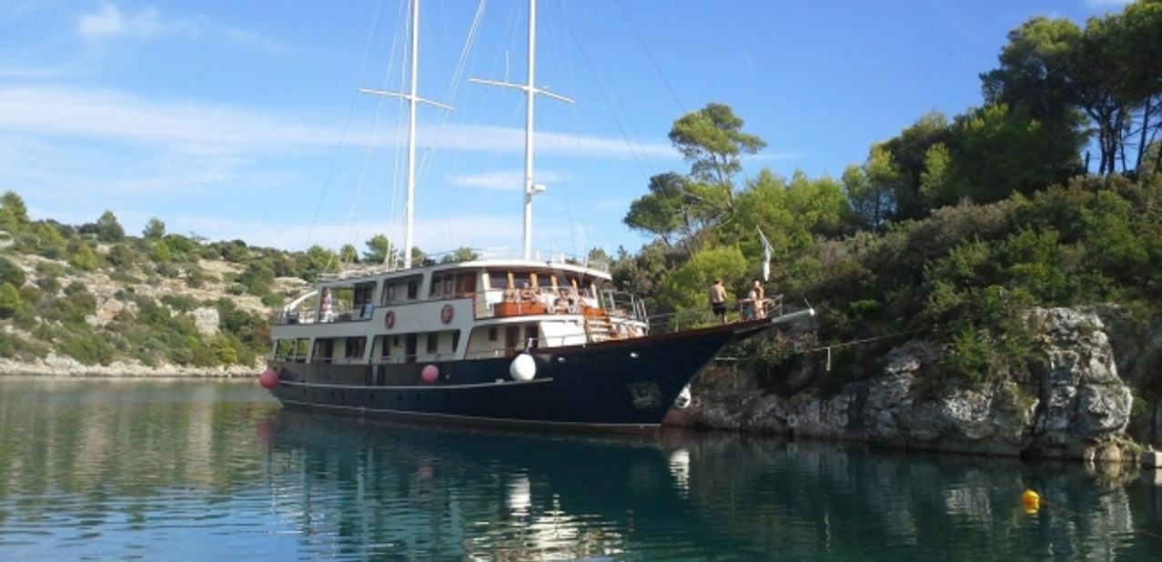 Luna Charter Yacht
