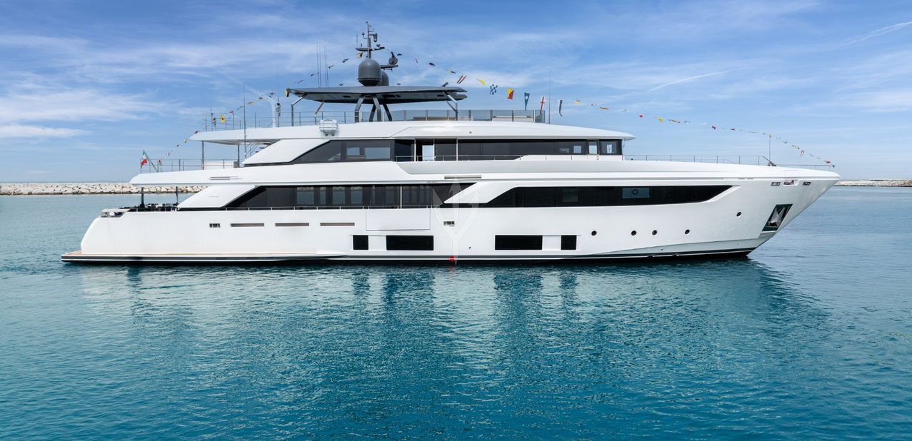 Albus Charter Yacht