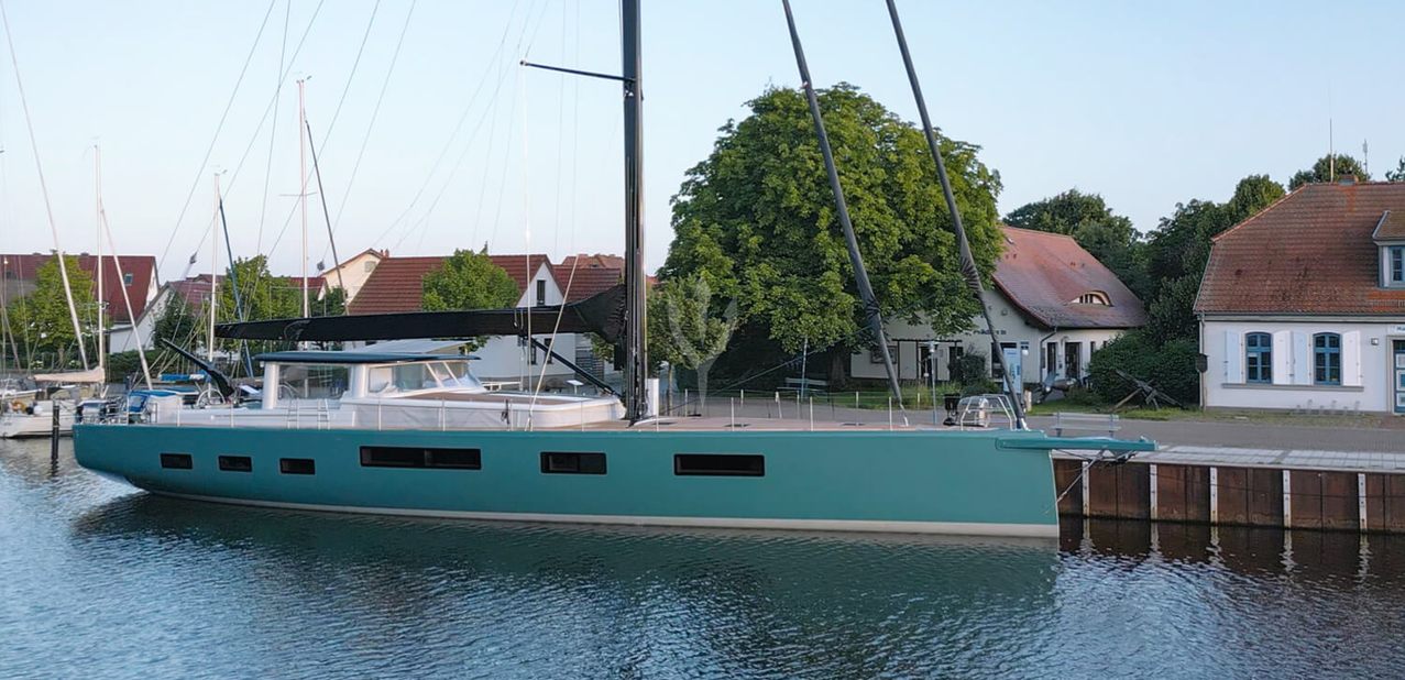 Ephemere Charter Yacht