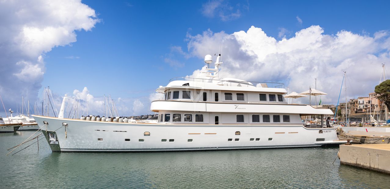Tananai Charter Yacht
