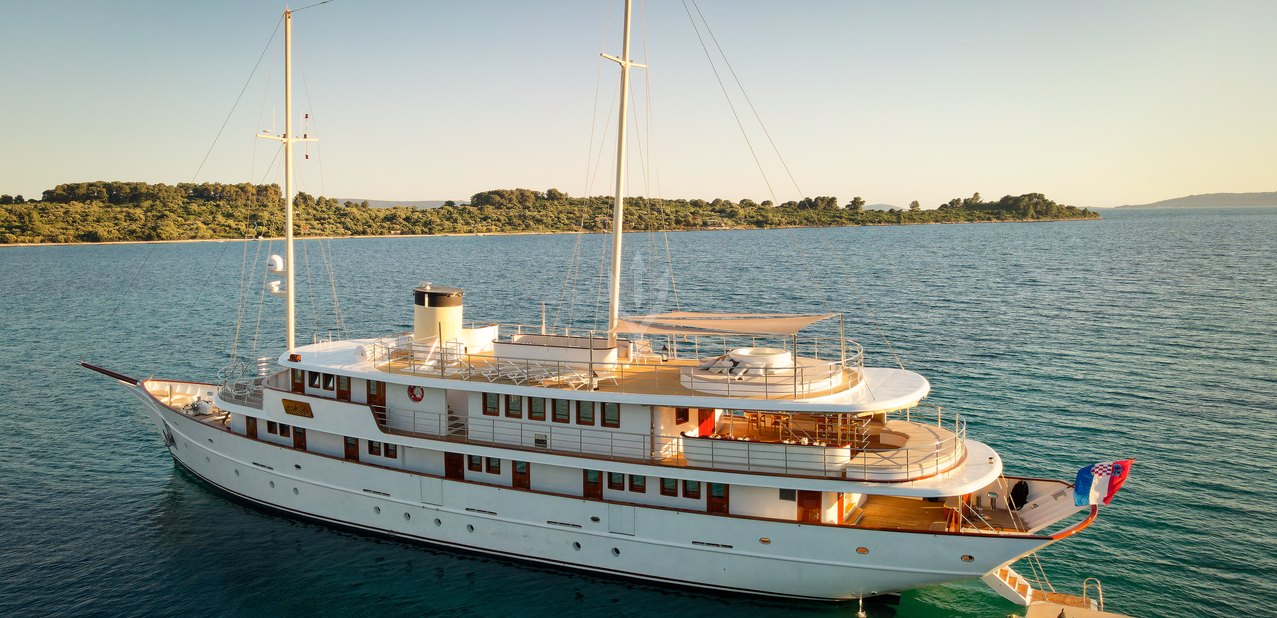 Bellezza Charter Yacht