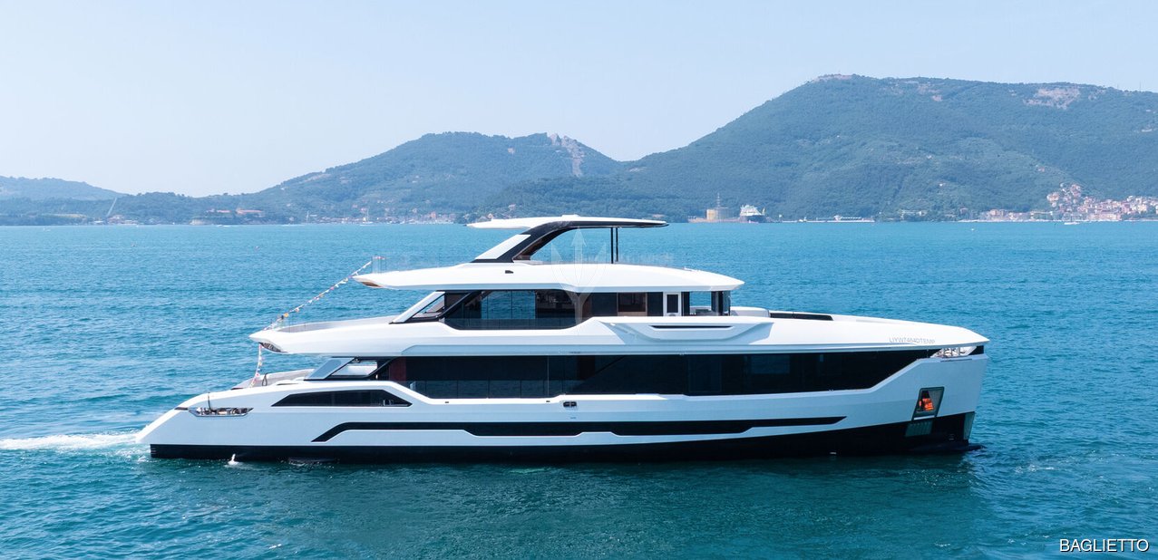 DOM 115/01 Charter Yacht