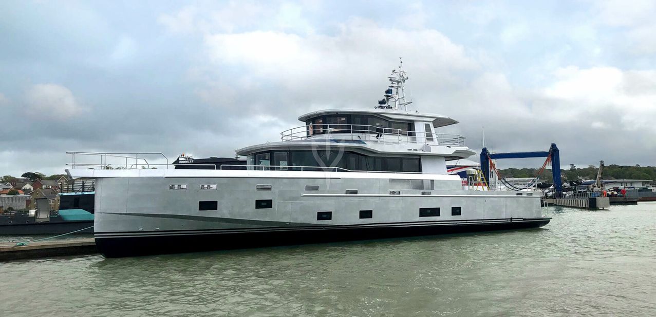 Mamaluna Charter Yacht