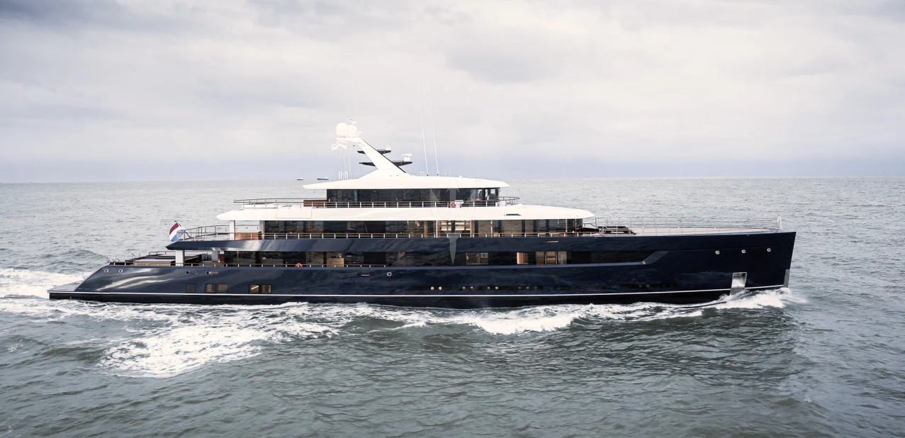 Les Cinq Charter Yacht