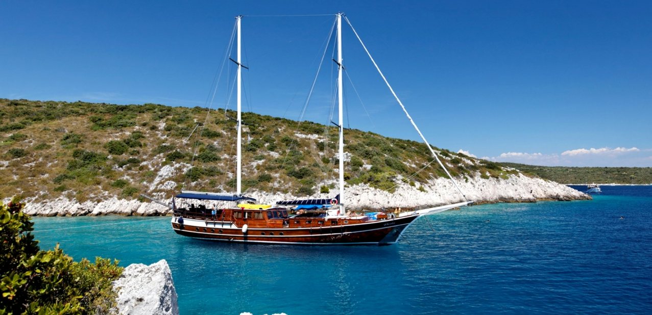 Perla Charter Yacht
