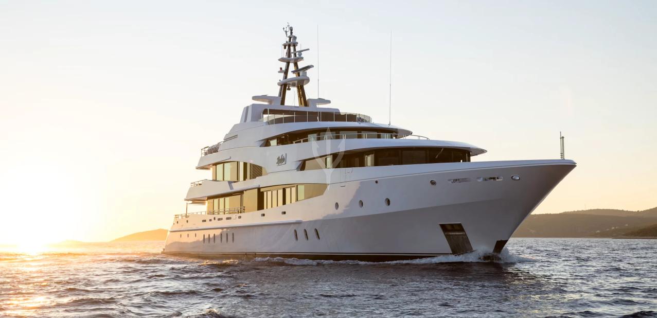 Ludzie Charter Yacht
