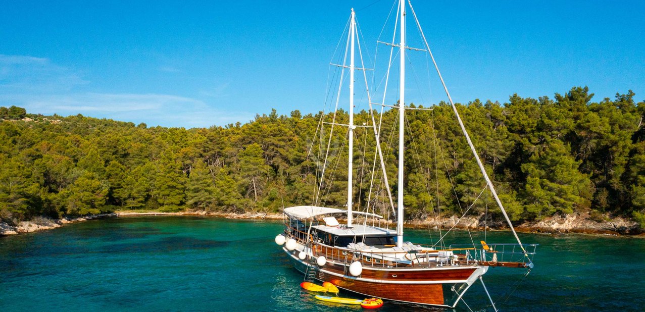 Alluree Charter Yacht
