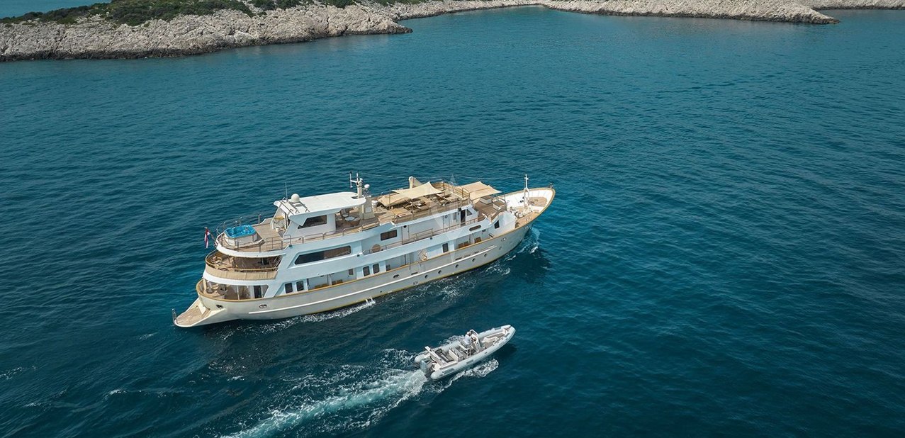 La Perla Charter Yacht