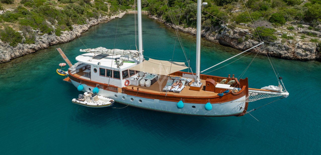Green Ray Charter Yacht