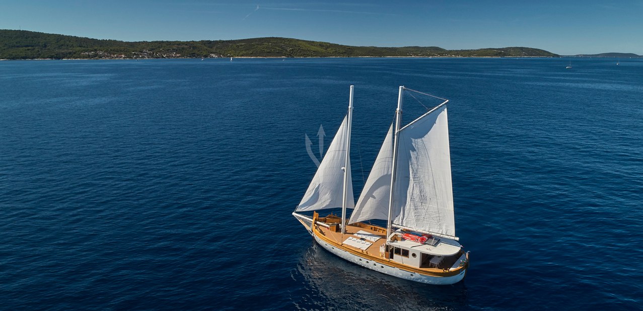 Green Ray Charter Yacht