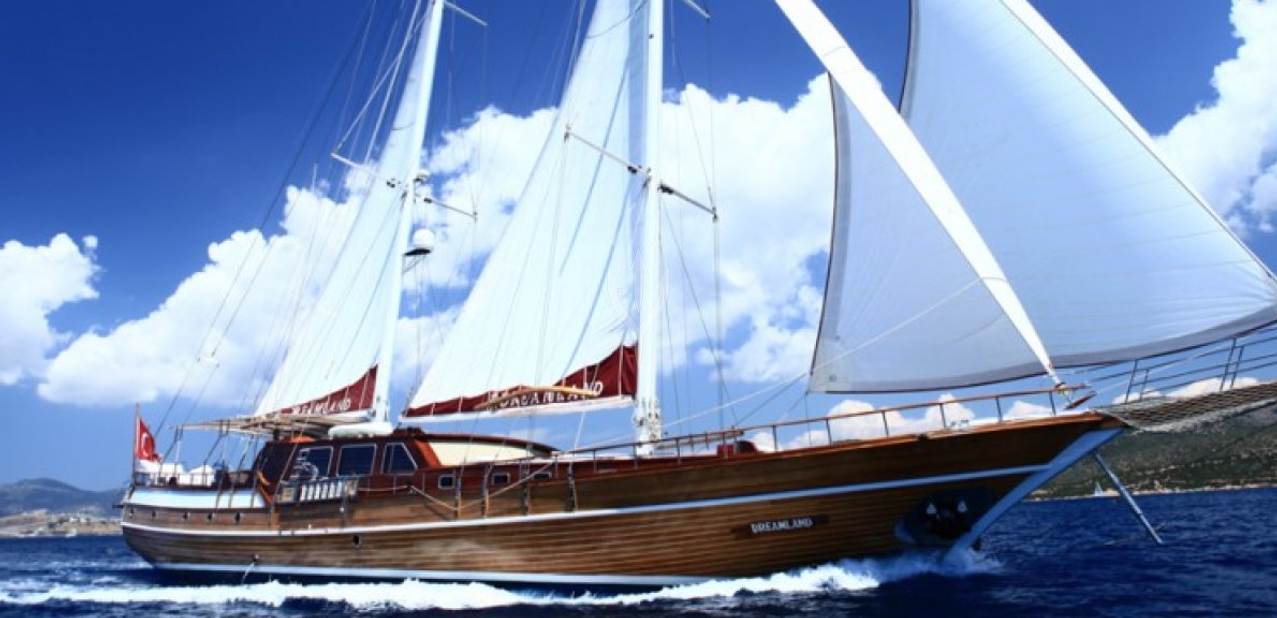 Dreamland Charter Yacht
