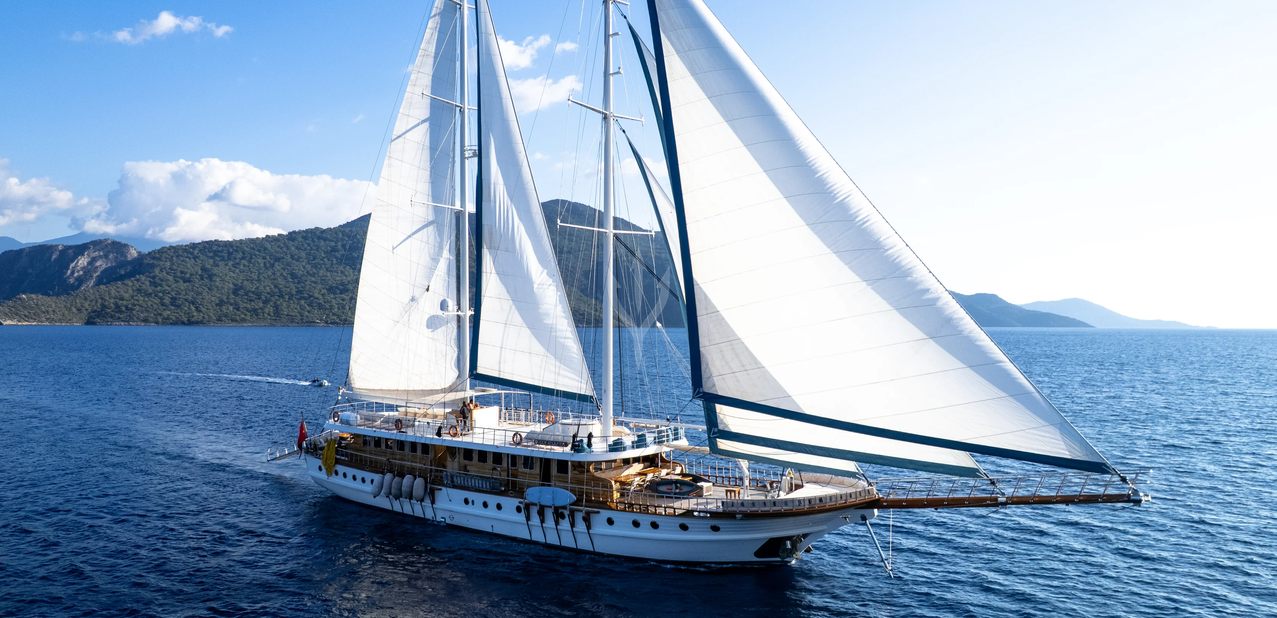 Queen Atlantis Charter Yacht