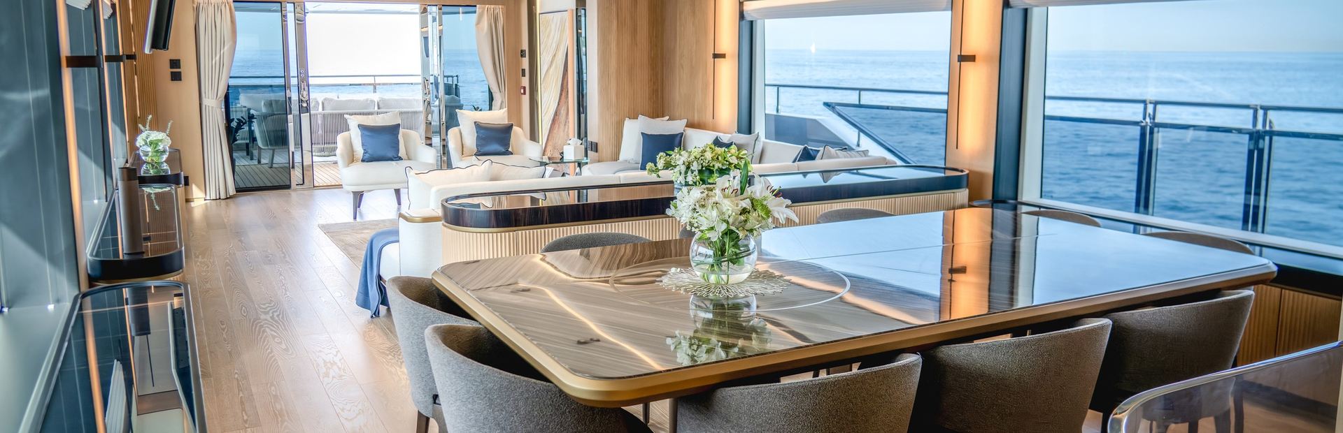 Majesty 112 Terrace  Yacht