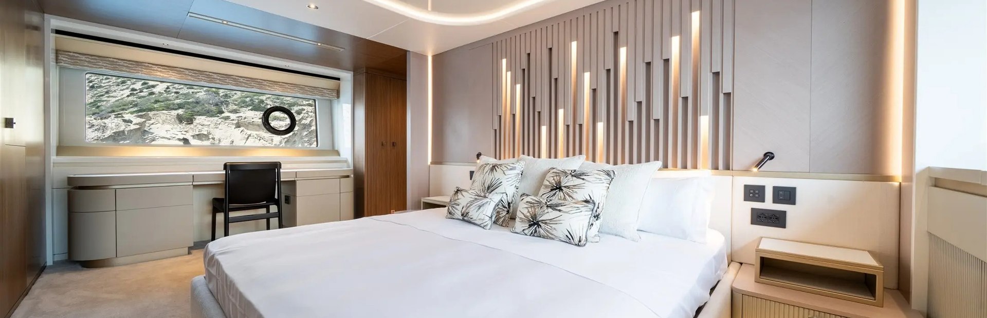 82 Ocean Enclosed Yacht