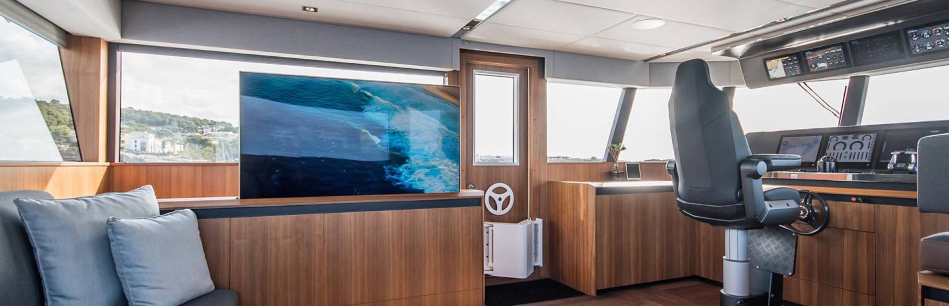 27 YXT Yacht