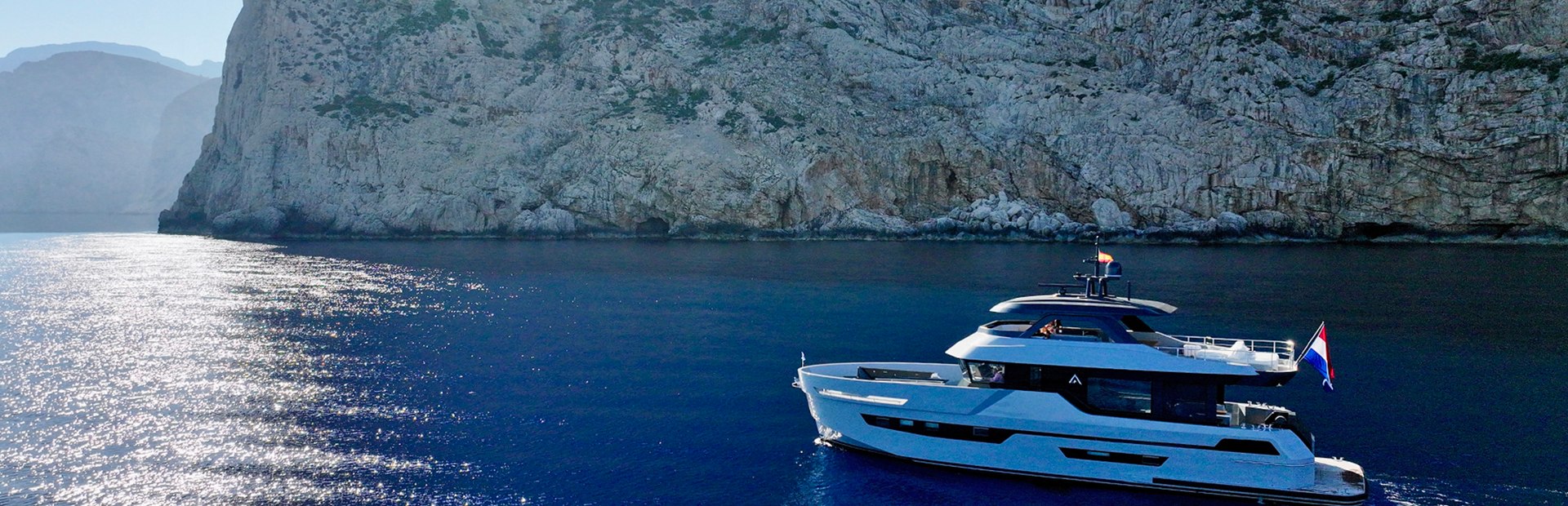 780 Adventure  Yacht