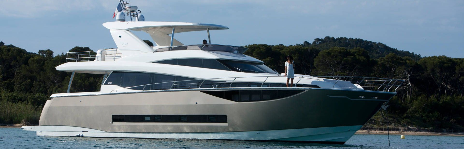 Prestige 750 Yacht