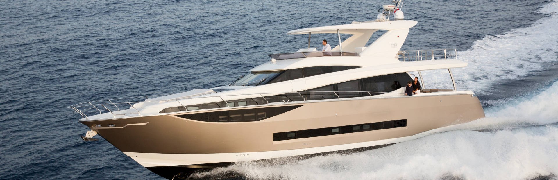 Prestige 750 Yacht