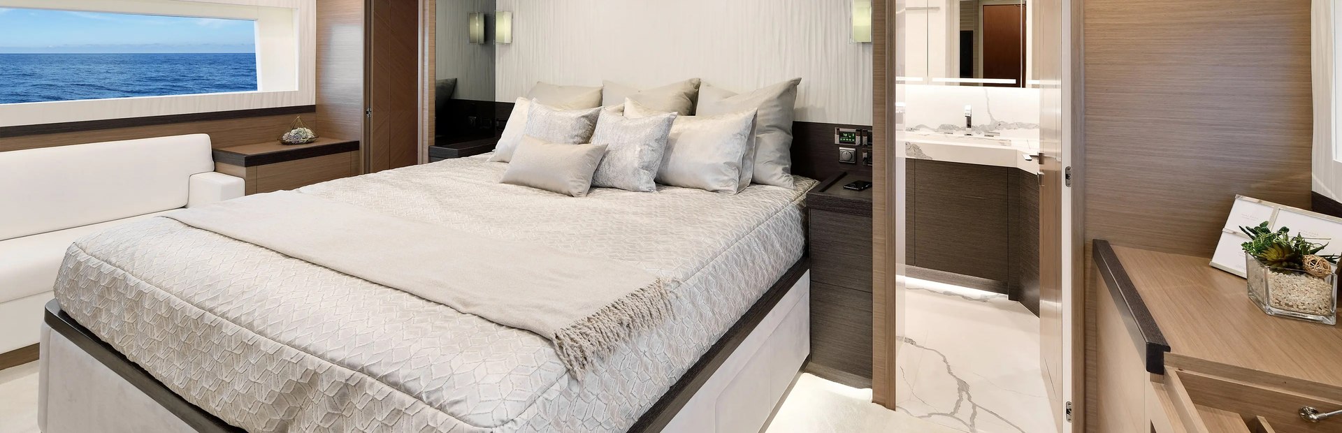 E81 Skylounge Yacht