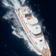 Jojo Yacht Running Shot - Overhead