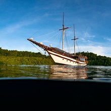 Majik Yacht 