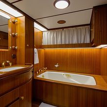 4 Umbrellas Yacht 