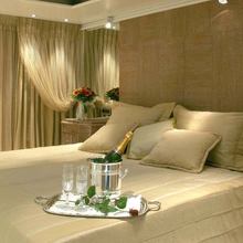 Elegant 007 Yacht Guest Stateroom - Champagne
