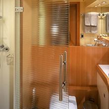 Mumu Yacht Bathroom with Shower