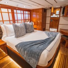 Two Seas Yacht 
