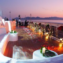 Elegant 007 Yacht Party Set Up