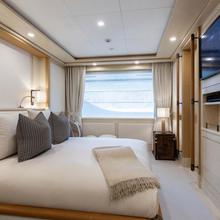 Q Yacht 