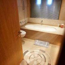 N.M.N Yacht Master Bath