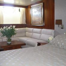 Queen South Yacht 