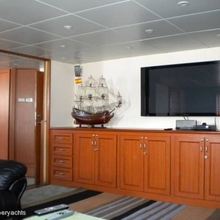 Sarsen Yacht Lounge - Screen