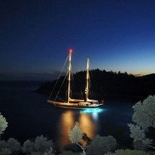 Vivien Yacht Profile - Night