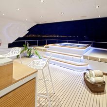 Seven S Yacht Jacuzzi - Night