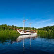 Majik Yacht 