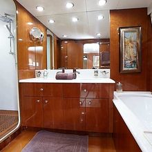 Queen South Yacht 