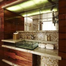 E & E Yacht Bathroom