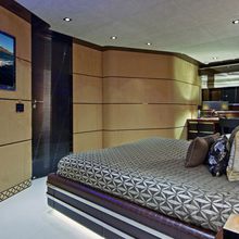 Seven S Yacht Stateroom - Bed