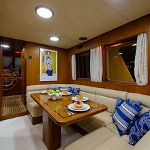 4 Umbrellas Yacht 