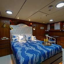 4 Umbrellas Yacht 