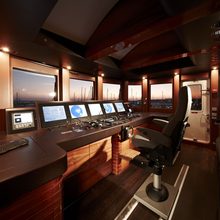 E & E Yacht Pilothouse