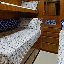 4 Umbrellas Yacht 
