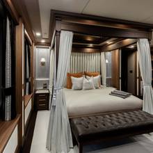 Q Yacht 