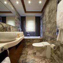 Corvus Yacht Bathroom