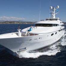 Oui Oui Yacht Running Shot - Front View