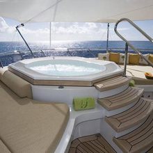 Oui Oui Yacht Jacuzzi