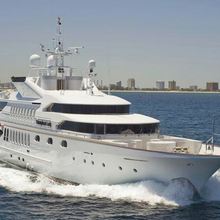Dezeo Yacht Running Shot - Front